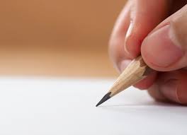 Lápiz a punto de escribir sobre un papel