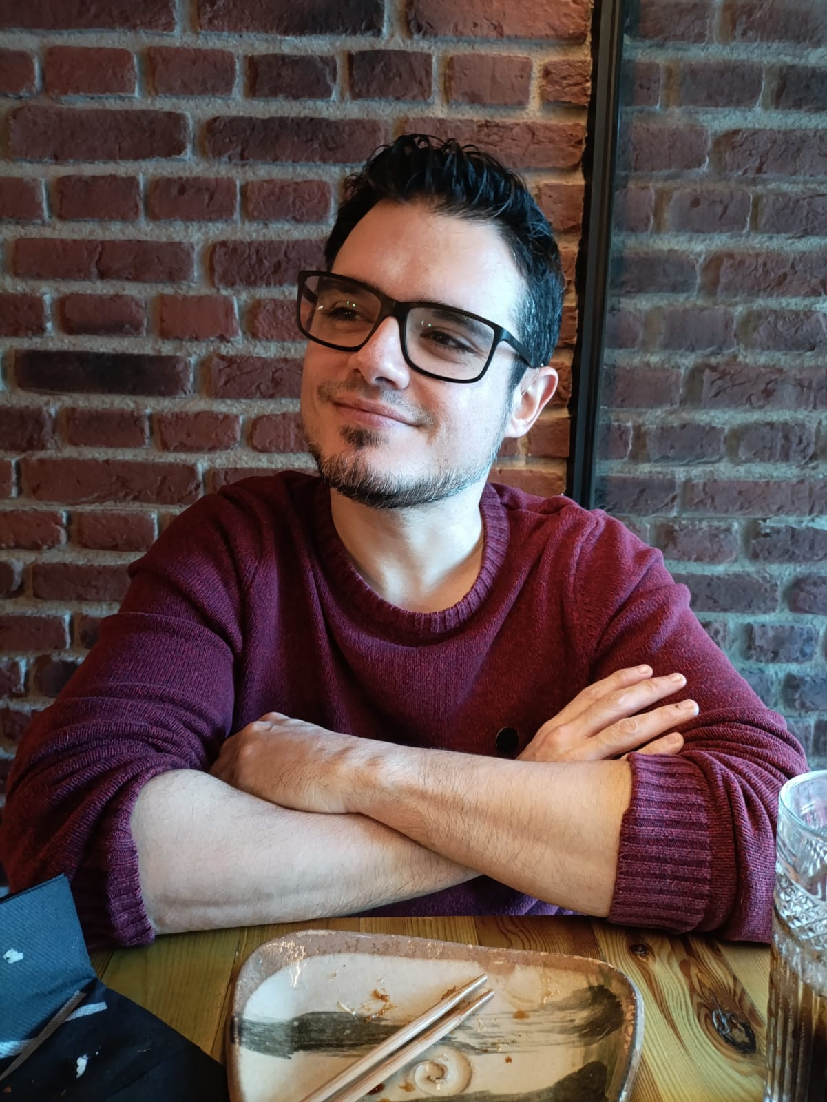 Ovi sentado y sonriendo con los brazos cruzados