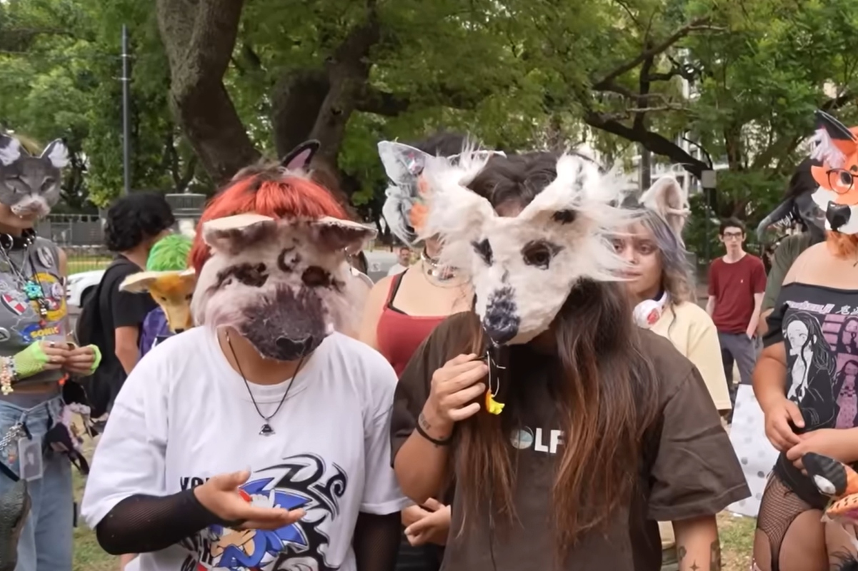 Dos personas disfrazadas de animales.