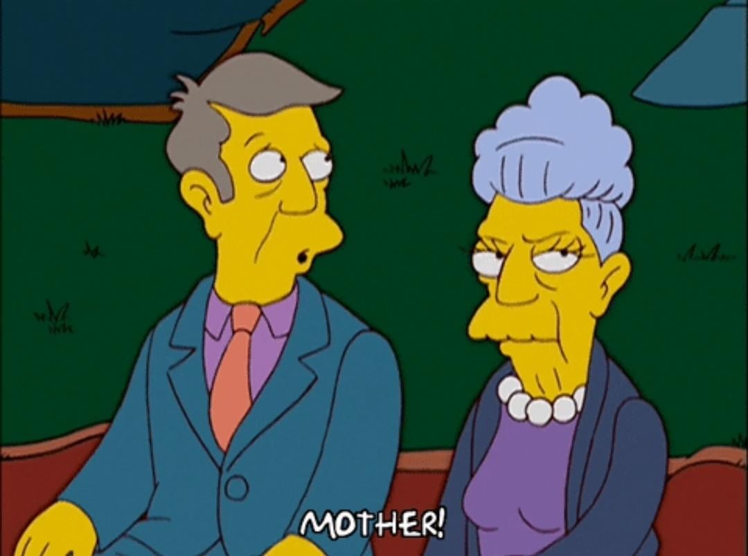 Seymour Skinner junto a su madre sentados en un banco. Él dice: Mother!"