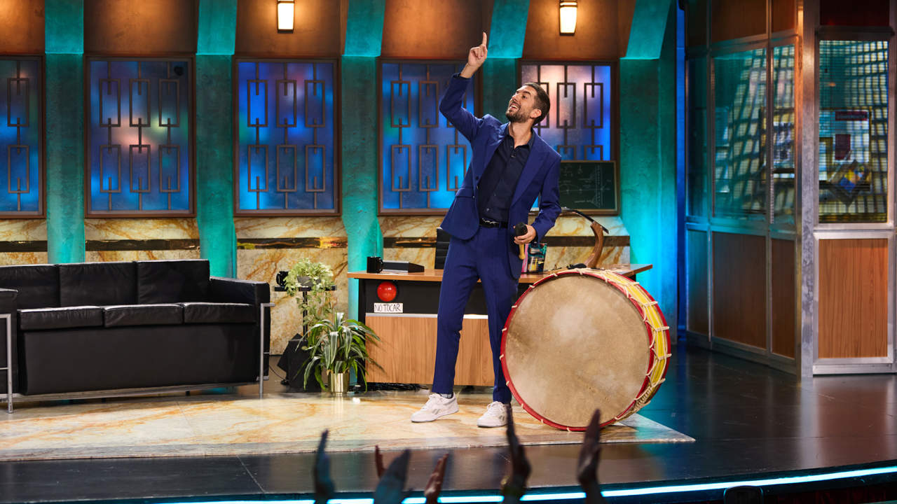 David Broncano tocando el bombo en La Revuelta