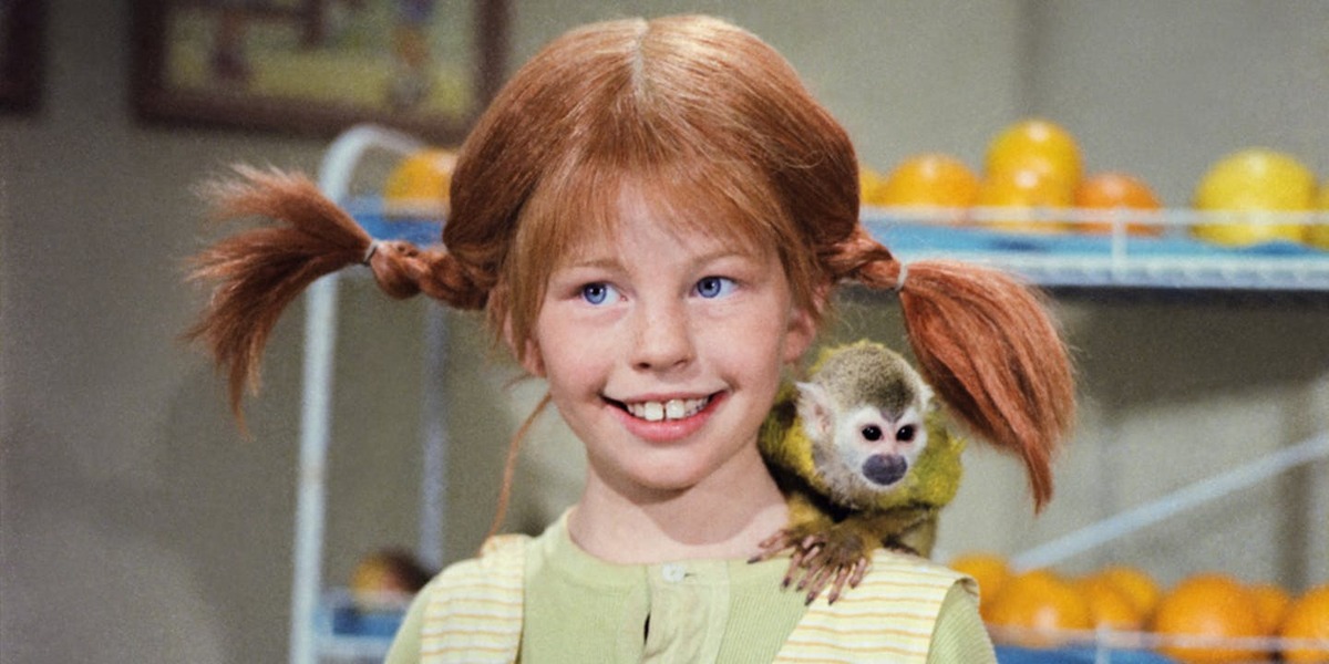 Pippi Calzaslargas y su mono en el hombro