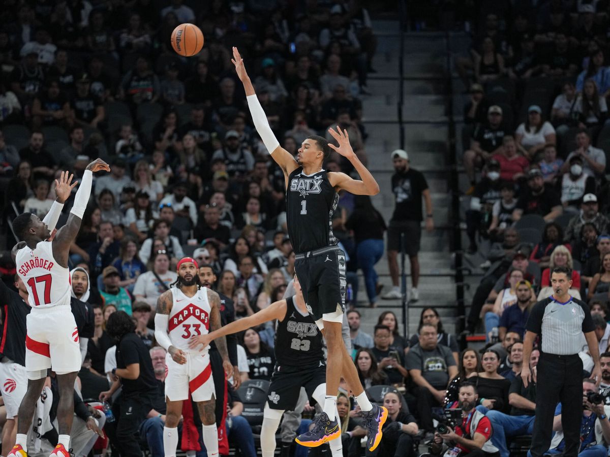 Wembanyama haciendo un tapón en un partido de baloncesto