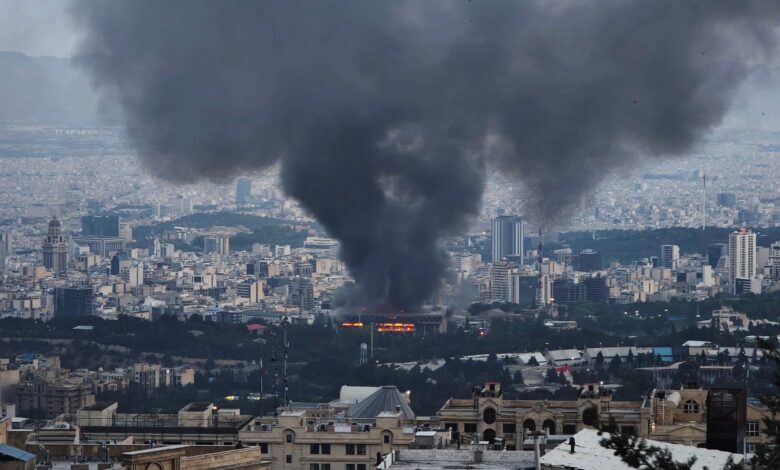 Una ciudad donde se puede ver una explosión y mucho humo