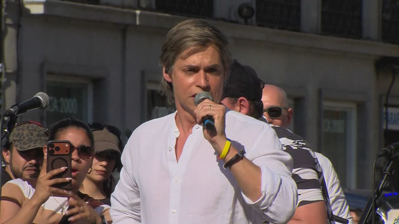 Carlos Baute cantando en un evento