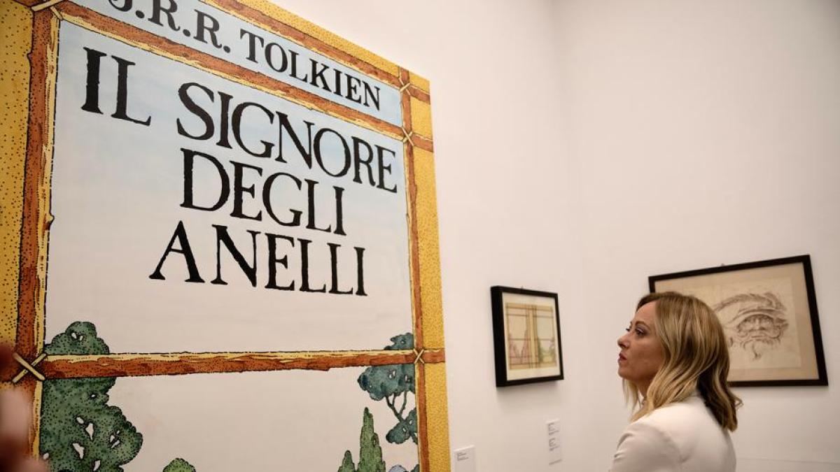 Meloni en una exposición sobre El Señor de los Anillos en Italia