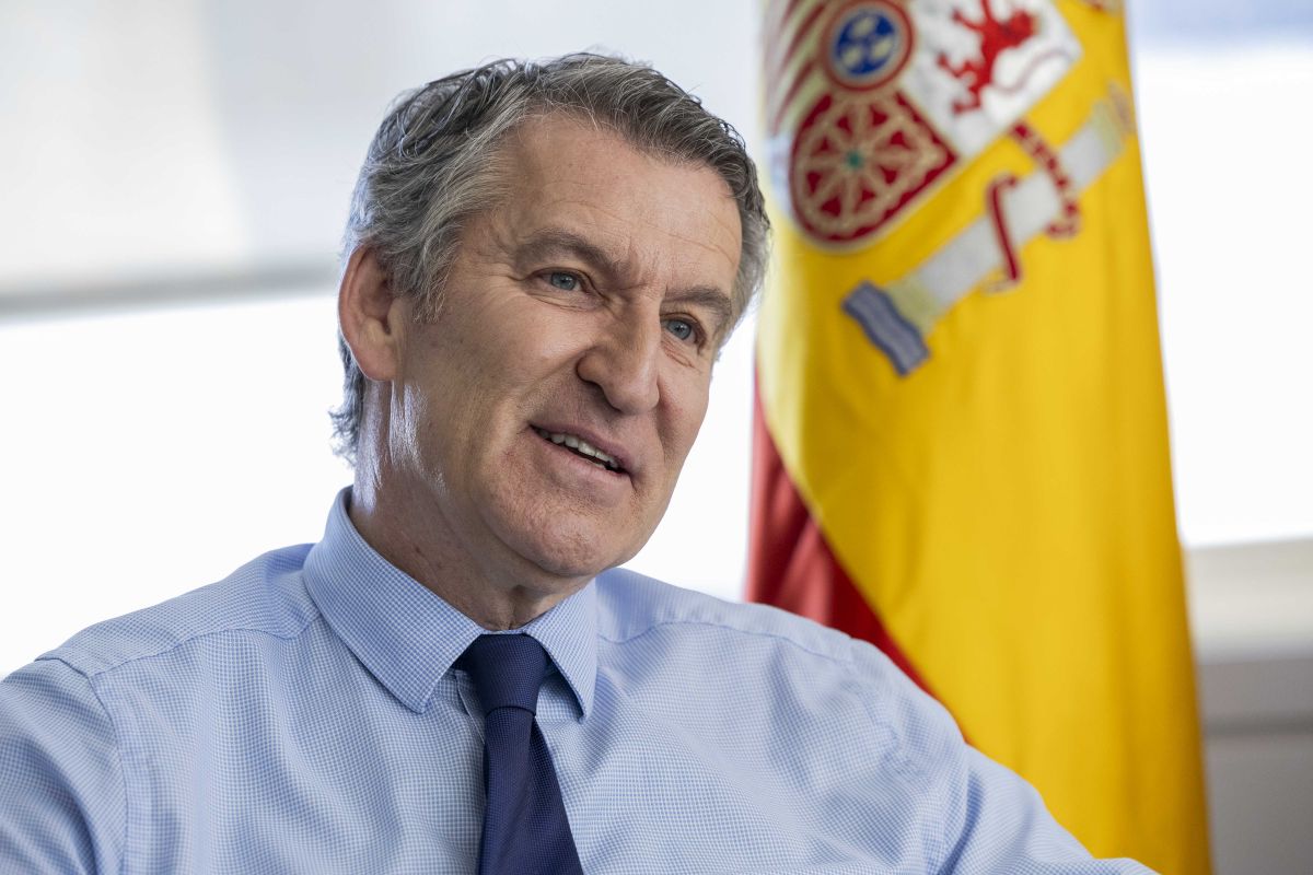 Feijóo en un despacho con una bandera de España detrás