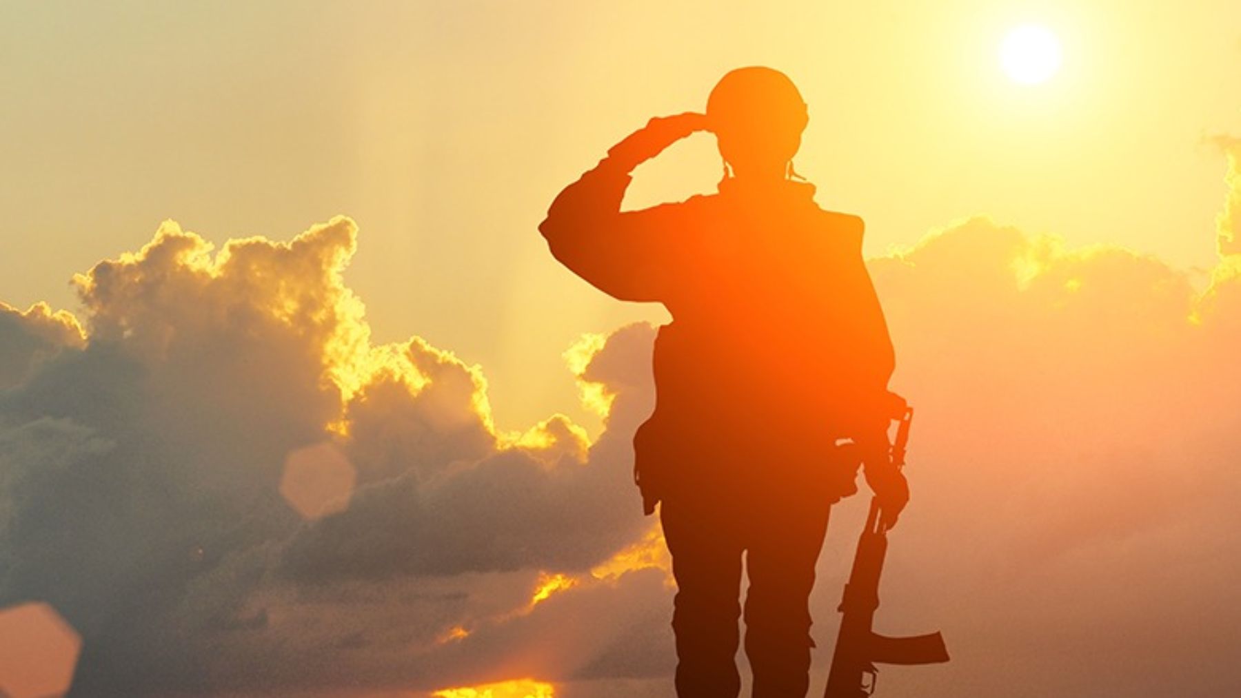 Soldado haciendo el saludo militar mirando al sol