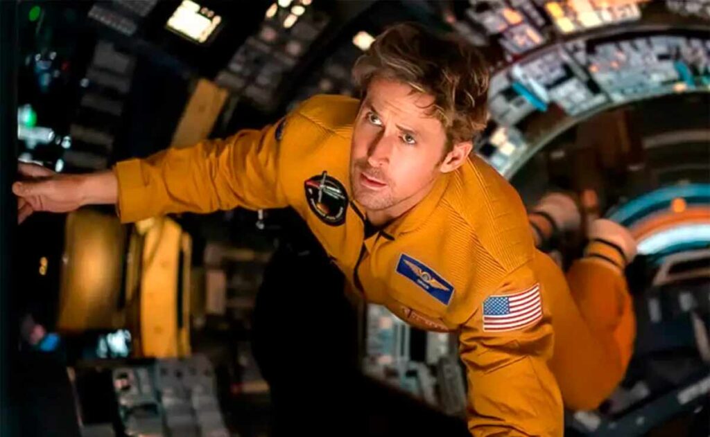 Ryan Gosling de astronauta flotando dentro de su nave