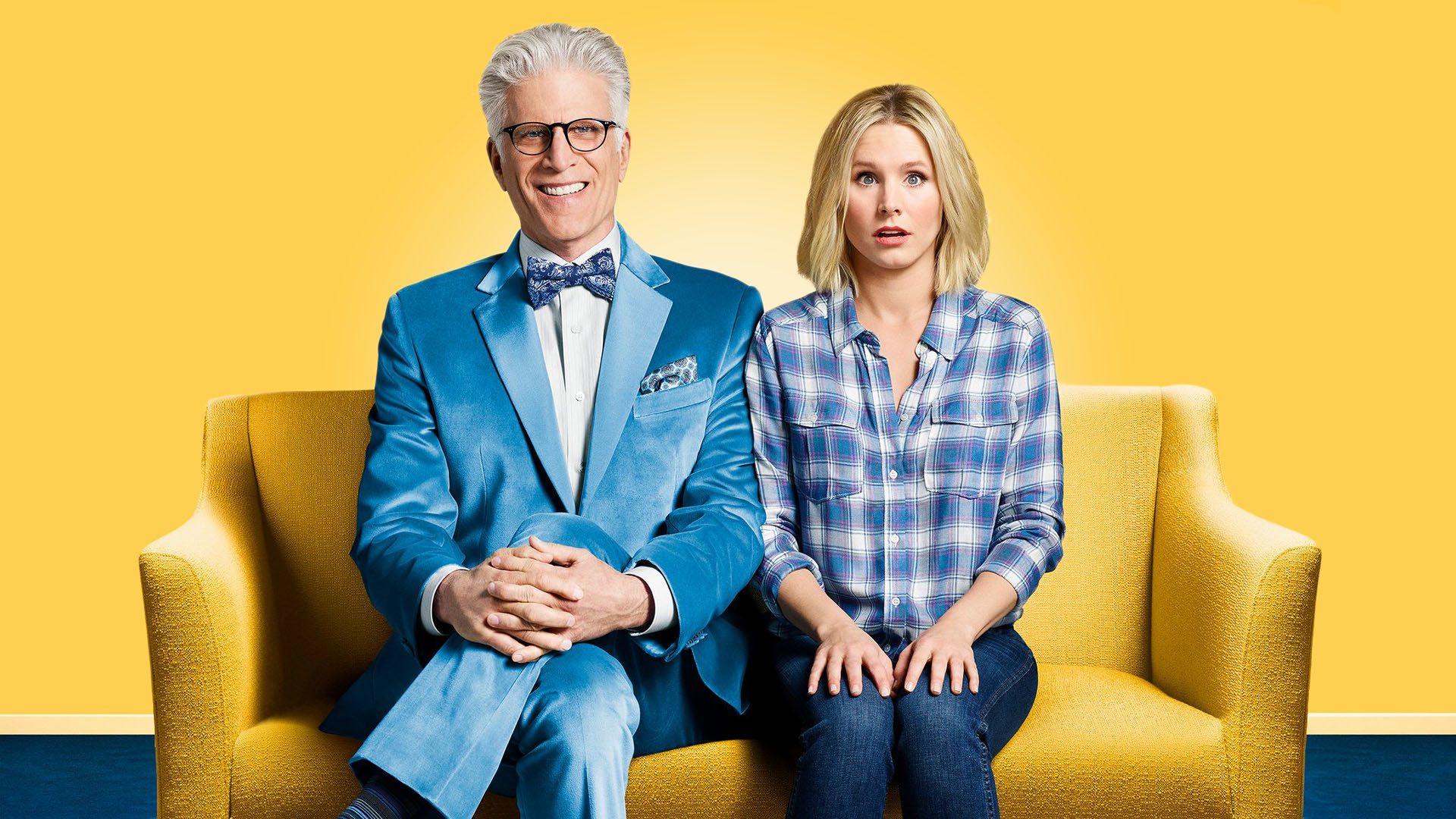 Michael y Eleanor sentados en un sofá amarillo y mirando a cámara. Es el cartel de la serie The Good Place.