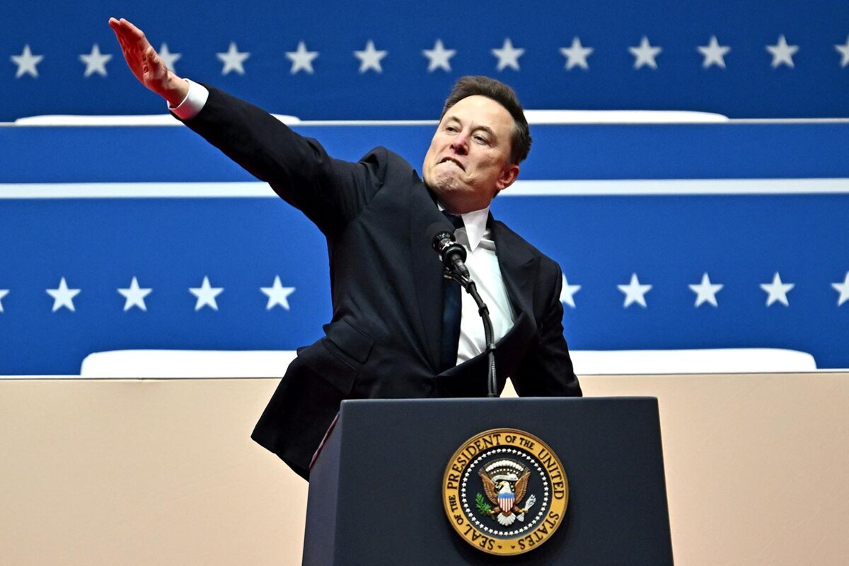 Elon Musk haciendo el saludo nazi durante un discurso