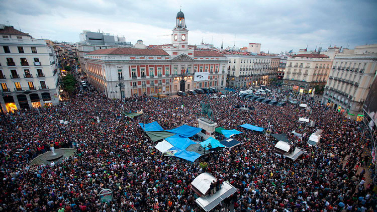 La Puerta del Sol de Madrid llena de gente por el movimiento 15-M