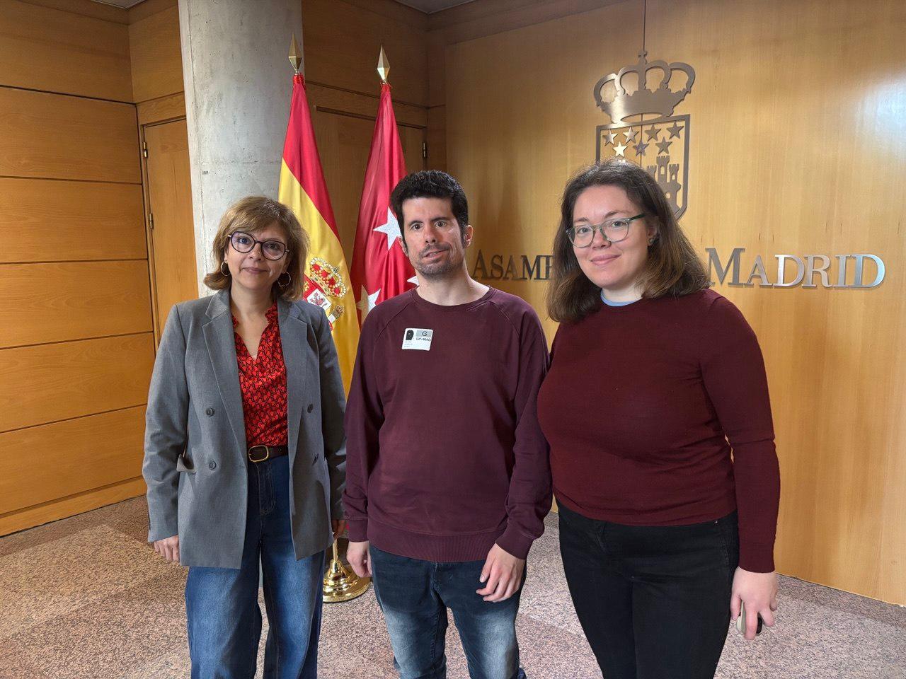 Foto desde la Asamblea de Madrid de Ugo Sin Hache junto a dos miembros de Más Madrid
