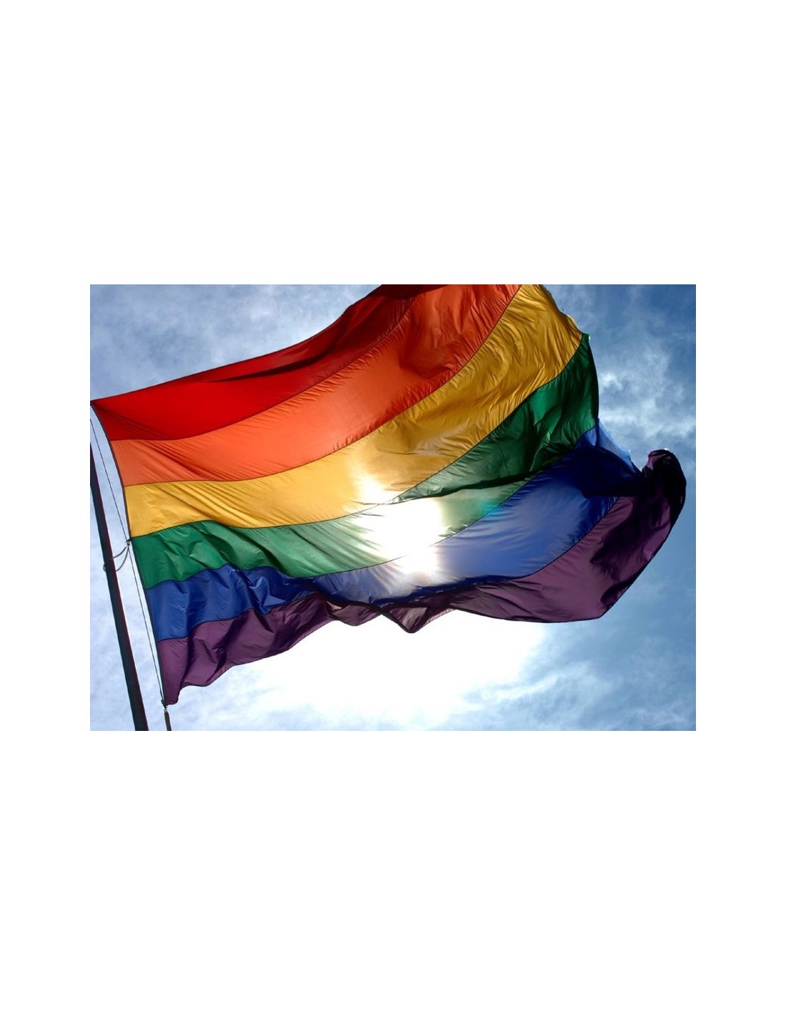 Bandera LGTBIQ+ ondeando al viento