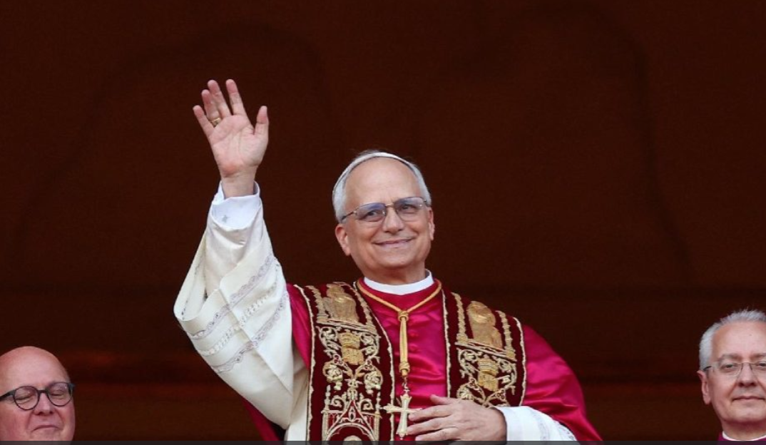 El Papa Leon XIV celebrando una misa y sonriendo mientras saluda