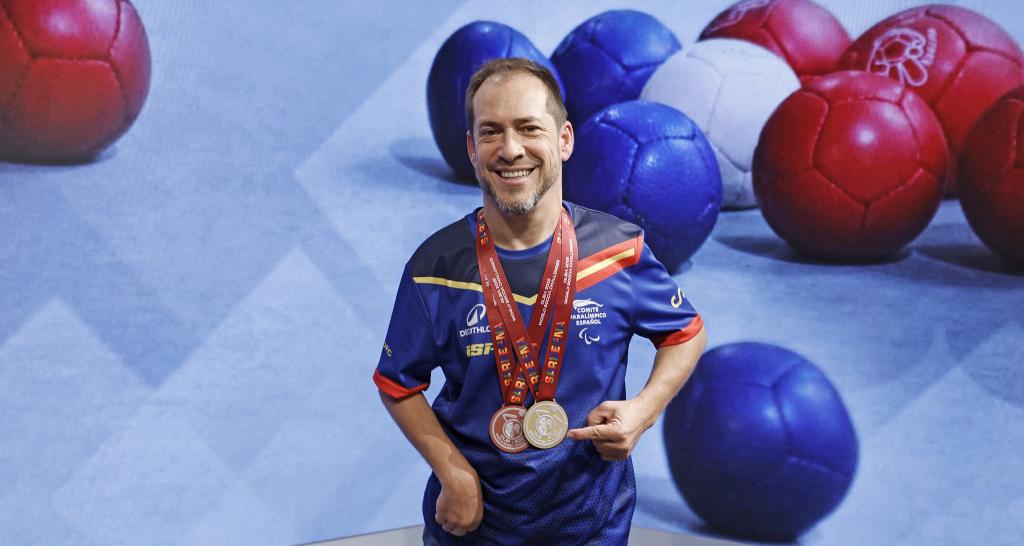 El Langui mostrando las medallas ganadas con la boccia.