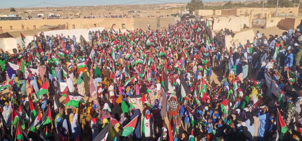 Manifestación de gente por el Sahara Occidental en pleno desierto