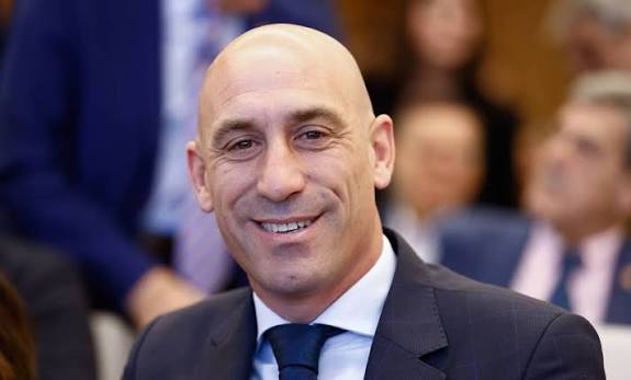 Luis Rubiales sonriendo