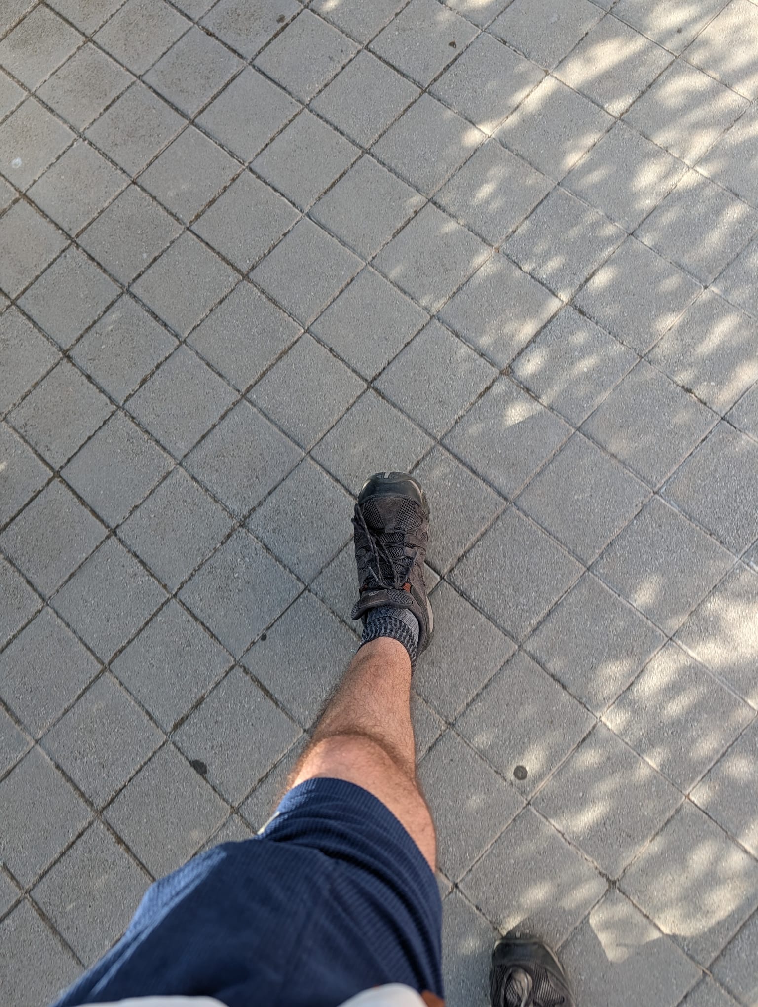Foto de una pierna con un pantalón corto dando un paso en pleno paseo.